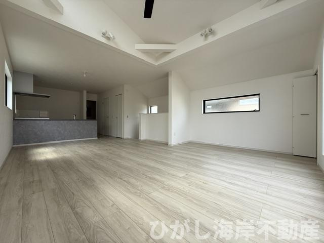 茅ケ崎市高田４丁目　新築戸建　全4棟の居間・リビング|21.4帖　吹抜付LDK