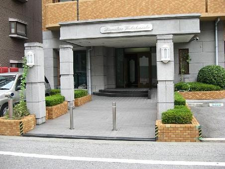 近隣のバス停や駅まで徒歩約３分♪中心地へのアクセス良好な立地です♪