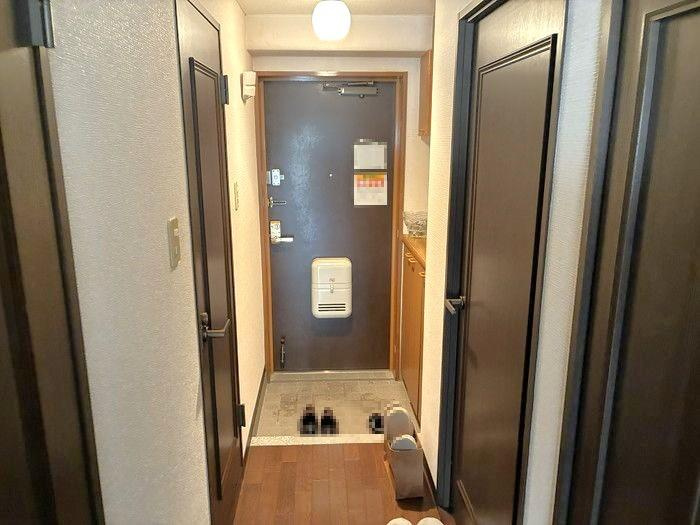 玄関の写真です♪家族の靴を収納できるシューズボックスがついております♪廊下収納もついております♪