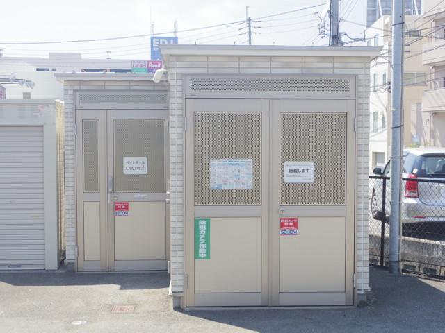 ゴミステーションは扉付！動物による被害の軽減や衛生面でも配慮されてます♪より安心してゴミ出しできます♪