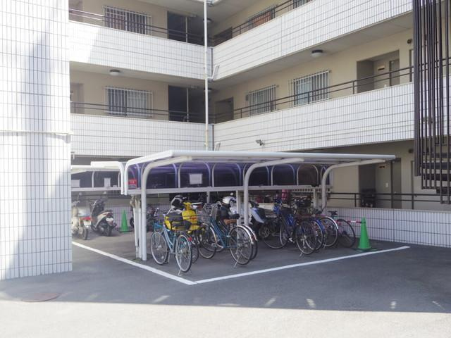 雨風や雪、紫外線などから自転車やバイクを守ってくれる、駐輪スペースもございます♪
