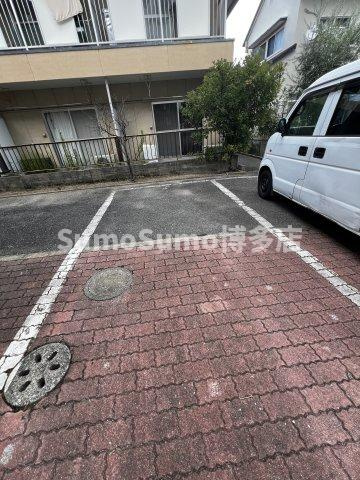 コーポ虹の駐車場