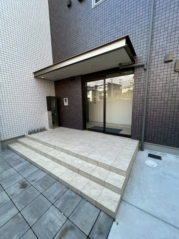 神戸市東灘区魚崎南町８丁目のアパートのエントランス