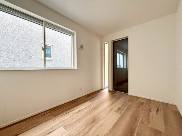 杉並区下井草3丁目　新築戸建　全3棟の洋室|各部屋に窓を設置！明るい日差しが降り注ぐ心地よい室内は、日々の暮らしに安らぎを与えてくれます。

現地ご見学希望・資料請求などお気軽にお問い合わせ下さい！
03-5990-5201