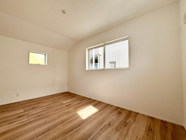 杉並区下井草3丁目　新築戸建　全3棟の洋室|白を基調とした室内は、明るい空間を造り出すだけでなく、清潔感をもたらしてくれます。

現地ご見学希望・資料請求などお気軽にお問い合わせ下さい！
03-5990-5201