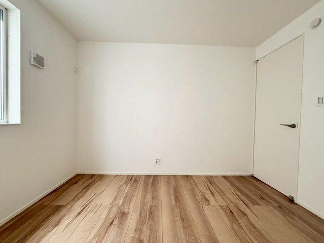 杉並区下井草3丁目　新築戸建　全3棟の洋室|自分だけのプライベート空間。明るく温もりを感じることができる居室です。

現地ご見学希望・資料請求などお気軽にお問い合わせ下さい！
03-5990-5201