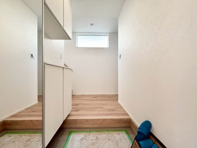 杉並区下井草3丁目　新築戸建　全3棟の玄関|お出かけ前の身だしなみチェックに役立つ鏡と収納完備の玄関です。

現地ご見学希望・資料請求などお気軽にお問い合わせ下さい！
03-5990-5201