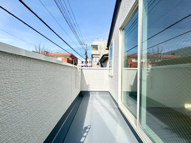 杉並区下井草3丁目　新築戸建　全3棟のバルコニー|朝の澄んだ空気や、夕方の清々しい風を五感で感じられるバルコニー！

現地ご見学希望・資料請求などお気軽にお問い合わせ下さい！
03-5990-5201