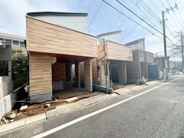 杉並区下井草3丁目　新築戸建　全3棟の前面道路含む現地写真|お車を所有の方にも安心のビルトインガレージ付き！

現地ご見学希望・資料請求などお気軽にお問い合わせ下さい！
03-5990-5201