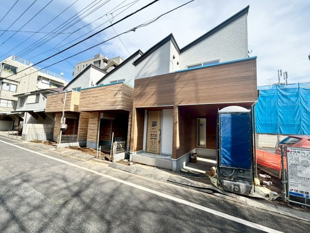 杉並区下井草3丁目　新築戸建　全3棟の前面道路含む現地写真|ツートンカラーのスタイリッシュな外観は堂々とした佇まい。

現地ご見学希望・資料請求などお気軽にお問い合わせ下さい！
03-5990-5201