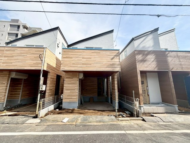 杉並区下井草3丁目　新築戸建　全3棟の外観|迫力のあるシックな外観が特徴の新築戸建。

現地ご見学希望・資料請求などお気軽にお問い合わせ下さい！
03-5990-5201