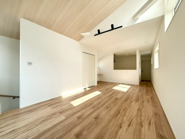 杉並区下井草3丁目　新築戸建　全3棟の居間・リビング|勾配天井を採用しているため、より一層の開放感を感じることができます。

現地ご見学希望・資料請求などお気軽にお問い合わせ下さい！
03-5990-5201