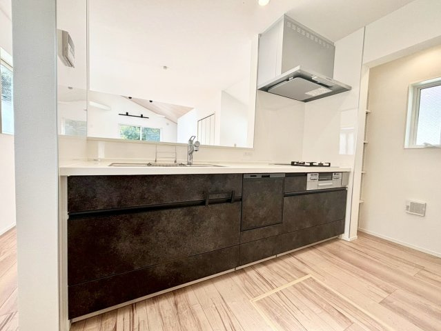 杉並区下井草3丁目　新築戸建　全3棟のキッチン|お料理をしながらご家族の様子を見渡せる対面式キッチン。ビルトイン食洗機付きで家事の負担を軽減します。

現地ご見学希望・資料請求などお気軽にお問い合わせ下さい！
03-5990-5201