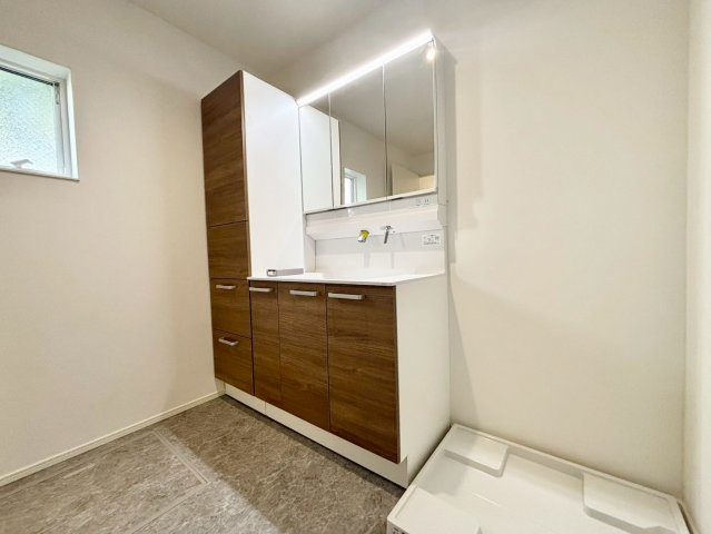 杉並区下井草3丁目　新築戸建　全3棟の独立洗面台|清潔感のあるプライベート空間は、身だしなみチェックやお肌のお手入れに最適です。

現地ご見学希望・資料請求などお気軽にお問い合わせ下さい！
03-5990-5201