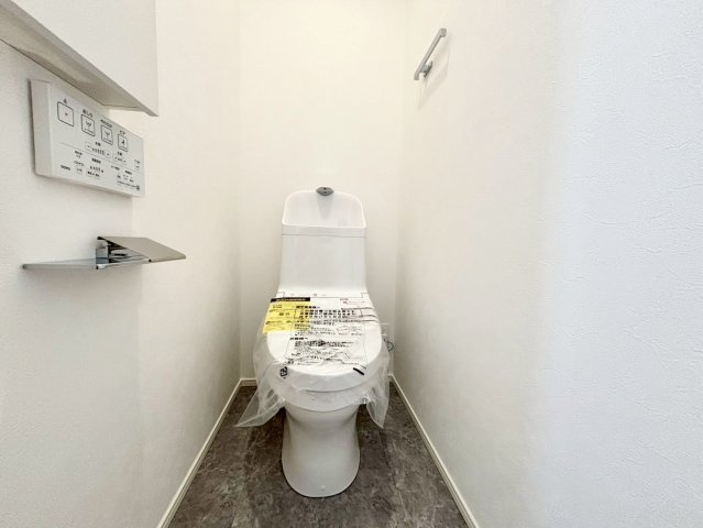 杉並区下井草3丁目　新築戸建　全3棟のトイレ|ウォシュレット付きのトイレはいつも快適！

現地ご見学希望・資料請求などお気軽にお問い合わせ下さい！
03-5990-5201