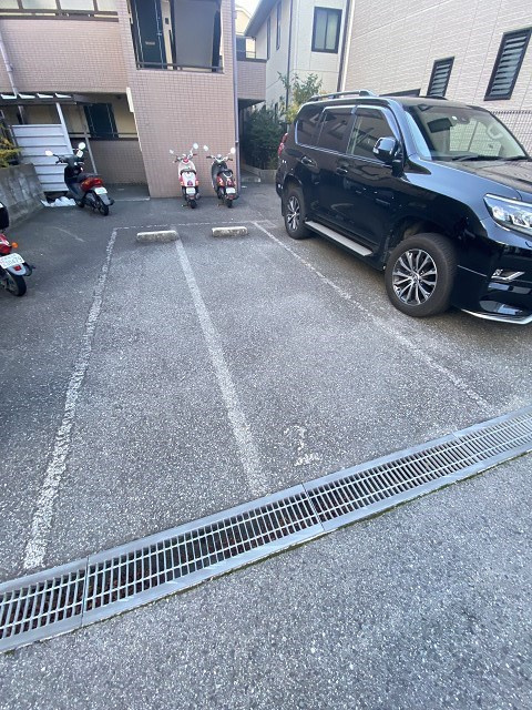 シャンブル甲東園の駐車場