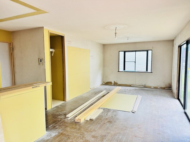 八王子市　西片倉　中古戸建ての居間・リビング|～現在フルリフォーム中、詳細は当社までお気軽にお問合せ下さい～