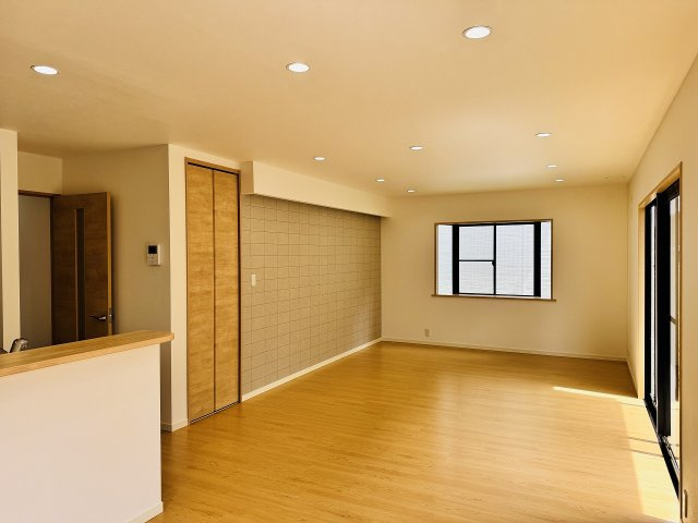 八王子市　西片倉　中古戸建ての内装|～21.0帖の明るく開放感のあるLDK、家族団欒の時間をお過ごしいただけます～