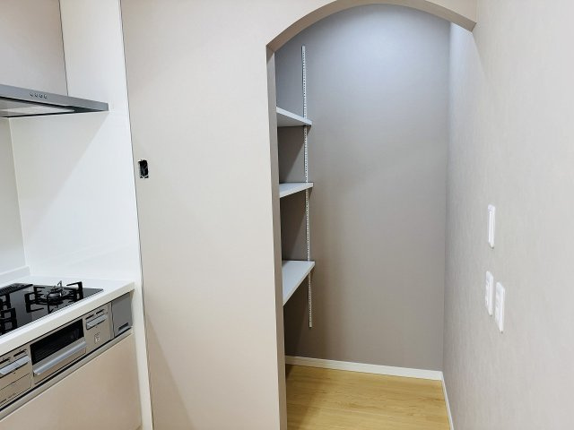 八王子市　西片倉　中古戸建てのキッチン|～キッチン脇にはパントリー　アーチの垂れ壁がオシャレです～