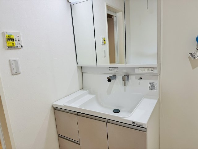 八王子市　西片倉　中古戸建ての独立洗面台|～新規交換済、３面鏡付きの独立洗面台　細々している物をスッキリ収納出来ます～