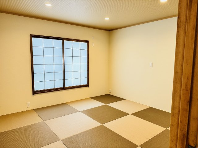 八王子市　西片倉　中古戸建ての和室|～1階8.0帖の和室　半帖の畳とダウンライトでモダンな印象です～