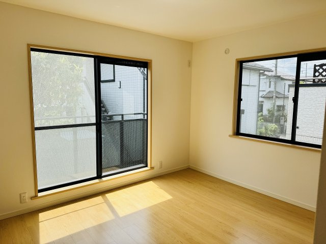 八王子市　西片倉　中古戸建ての寝室|～2階バルコニーに面している7.0帖の洋室です～