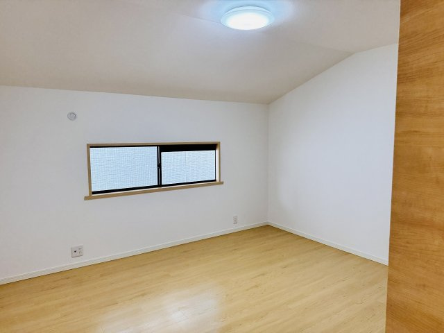 八王子市　西片倉　中古戸建ての寝室|～2階8.0帖の洋室　ベッドなど大型家具のレイアウトもしやすい広さです～