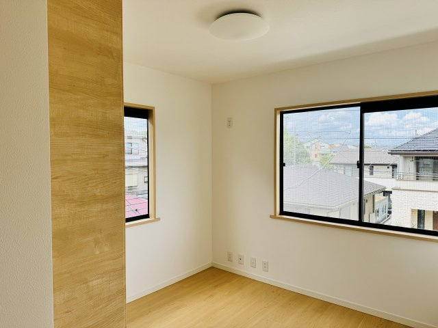 八王子市　西片倉　中古戸建ての洋室|～2階5.0帖の洋室　2面採光で明るく風通しの良いお部屋です～