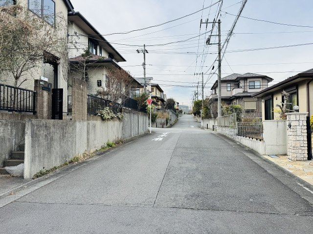 八王子市　西片倉　中古戸建ての前面道路含む現地写真|～北東側6ｍ道路に面しています～