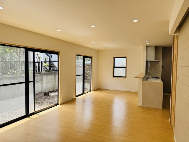 八王子市　西片倉　中古戸建ての居間・リビング|～21.0帖の明るく開放感のあるLDK、家族団欒の時間をお過ごしいただけます～