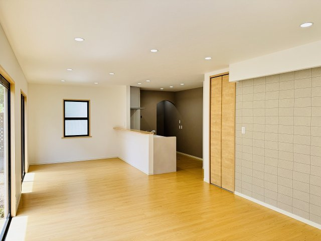 八王子市　西片倉　中古戸建ての居間・リビング|～21.0帖の明るく開放感のあるLDK、家族団欒の時間をお過ごしいただけます～