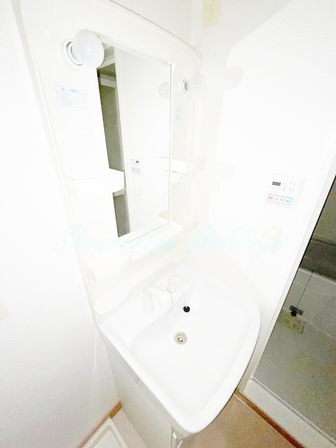 アイビーガーデン鵠沼の洗面所|明るい洗面所です