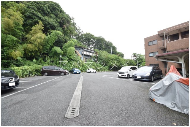 【駐車場】 | モンヴェール東戸塚 | 駐車場に車を止められます
