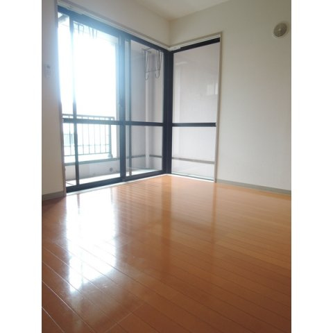 ローズマンションR&Aの居間・リビング|7帖の広々としたリビング♪