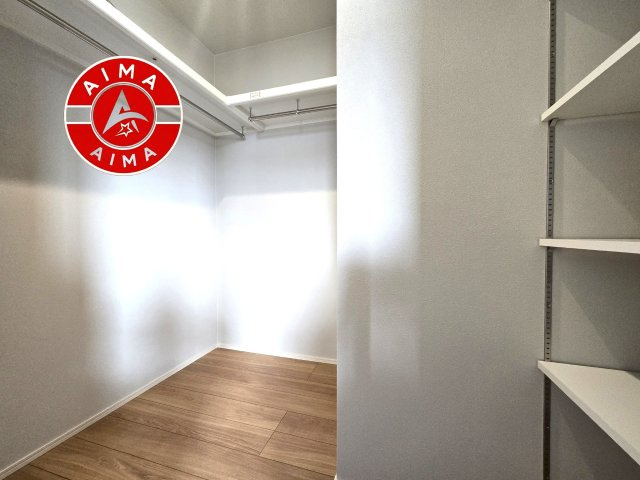福岡市西区今津第1-12棟（9号棟）の収納|洋服や大きな荷物が多い方や人数の多いご家族などは、一般的なクローゼットよりもウォークインクローゼットのほうが使い勝手が良いです。