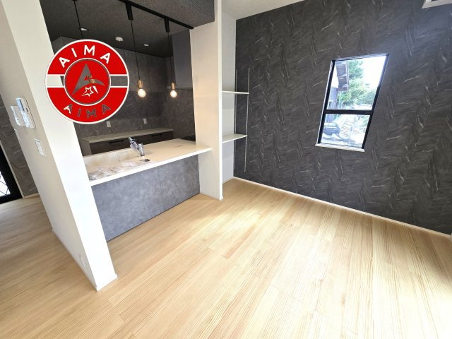 福岡市西区今津第1-12棟（9号棟）のダイニング|キッチンから立ち込める香りが今日の料理を期待させます。