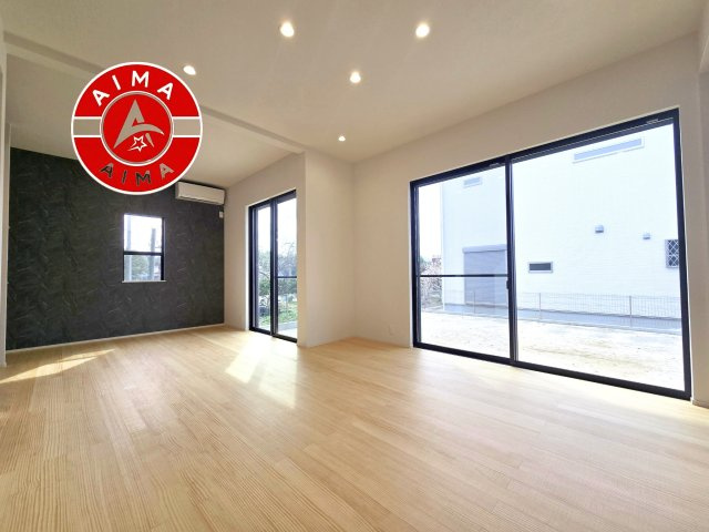 福岡市西区今津第1-12棟（9号棟）の居間・リビング|ご家族を近くに感じられる対面キッチンのLDK。会話もはずみそうですね。