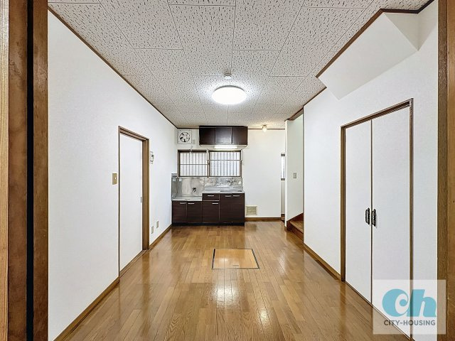 NKハイツ 102号室の居間・リビング