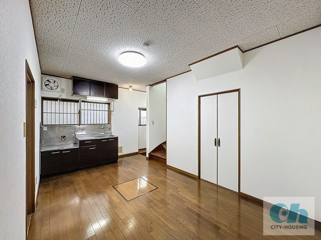 NKハイツ 102号室の居間・リビング