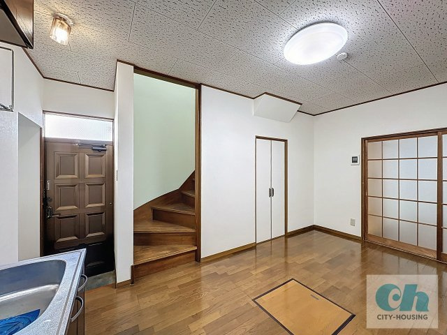 NKハイツ 102号室の居間・リビング