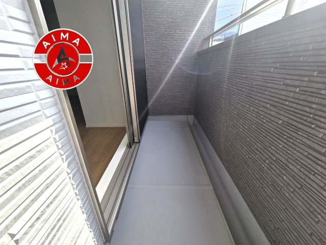 福岡市西区今津第1-12棟（10号棟）のバルコニー|風をしっかりと感じられるバルコニーでは、毎日が洗濯日和です。広々としているので洗濯も楽しくなるでしょうし、気分転換にバルコニーからの眺めを楽しむのもいいでしょう。