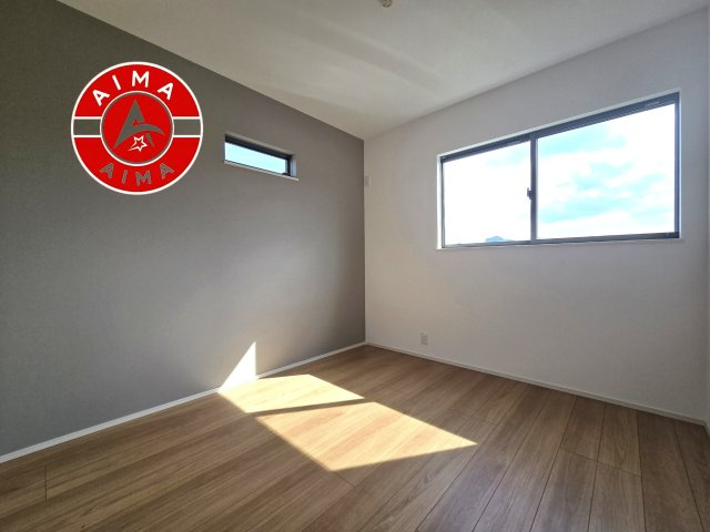 福岡市西区今津第1-12棟（10号棟）の子供部屋|柔らかい陽光が差し込む明るいお部屋を演出する設計。彩光の取れる窓が気持ちの良いお部屋を創り上げます。