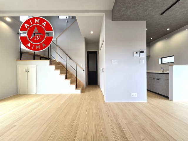 福岡市西区今津第1-12棟（10号棟）の居間・リビング|ご家族を近くに感じられる対面キッチンのLDK。会話もはずみそうですね。