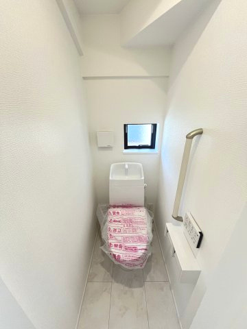 【トイレ】 | 福岡市東区青葉7丁目　A号棟（全2棟）【仲介手数料無料・0円】 | 現地写真。1階のトイレです。