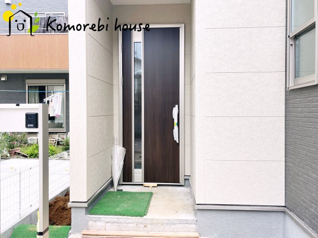 鴻巣人形4丁目　新築一戸建て　リーブルガーデン　01の玄関|明るい玄関です
