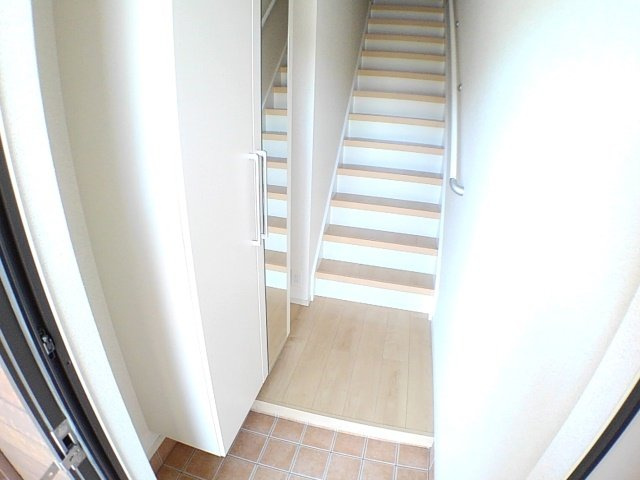 ミルト立花Ⅴの玄関|収納もある玄関です