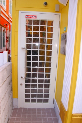 フェリスクローマのエントランス|防犯カメラ★ＴＶモニター付オートロック★