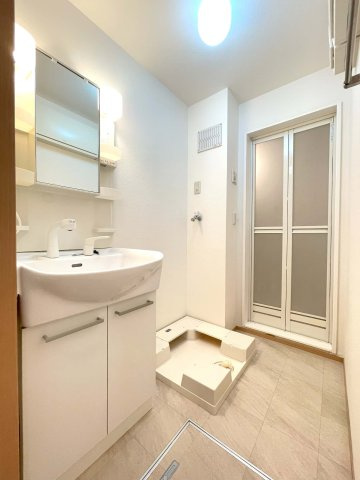 サンオークヒルズの洗面所|※左右反転タイプ・別室の写真になります。