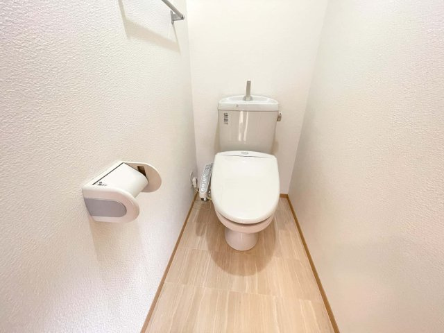 サンオークヒルズのトイレ|※左右反転タイプ・別室の写真になります。