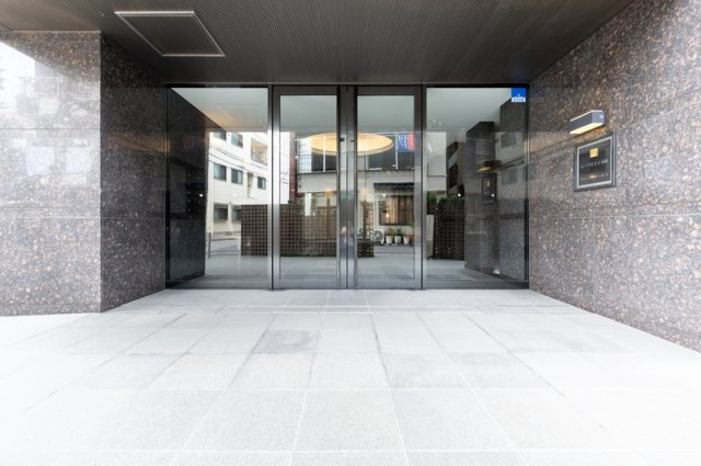 ルーブル王子本町のエントランス